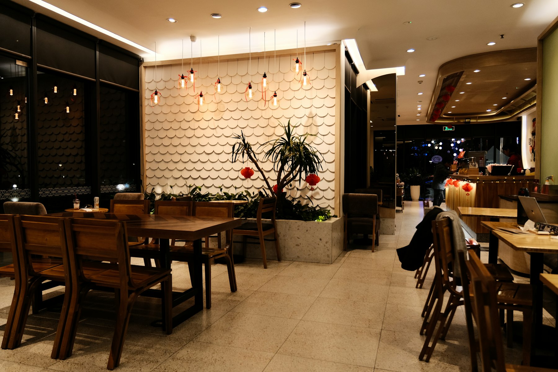 Sala restaurantului seara, cu lumini calde