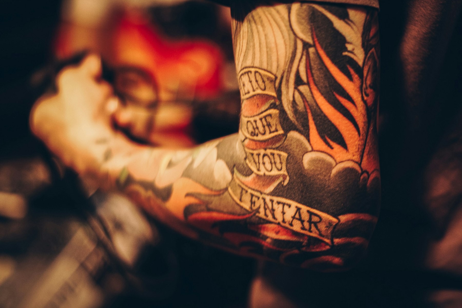 Tatuaj color cu litere pe antebraț