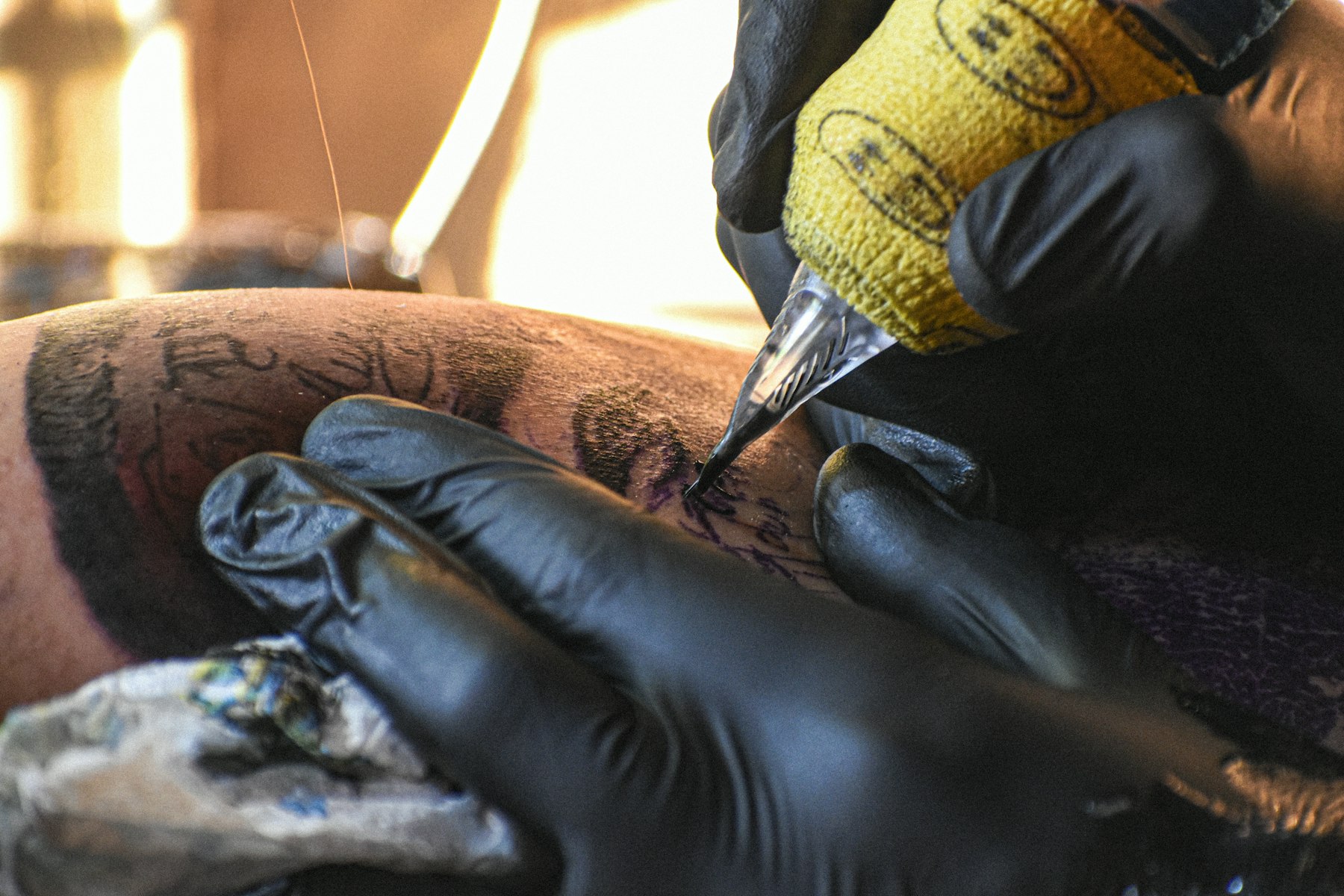 Tatuaj în lucru pe gambă