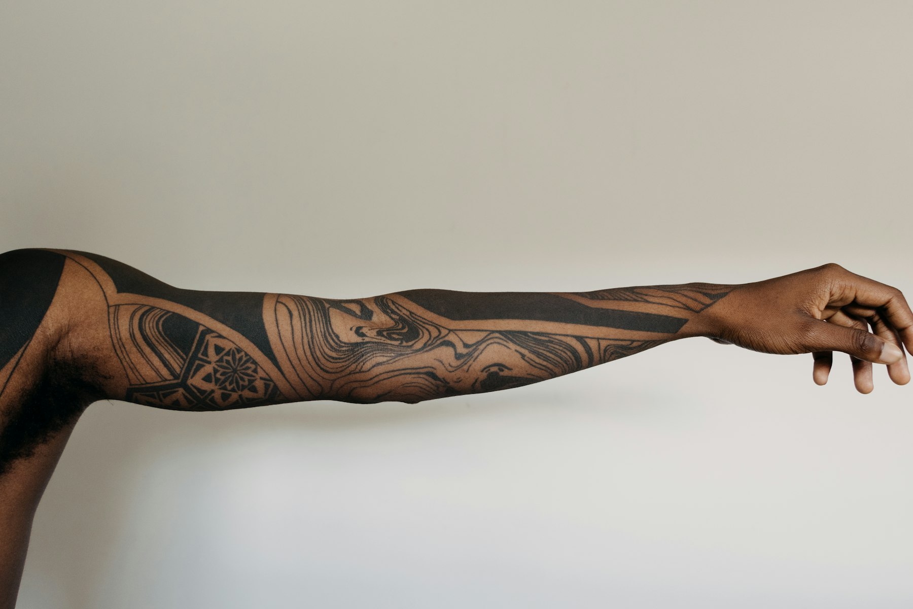 Tatuaj blackwork pe tot brațul